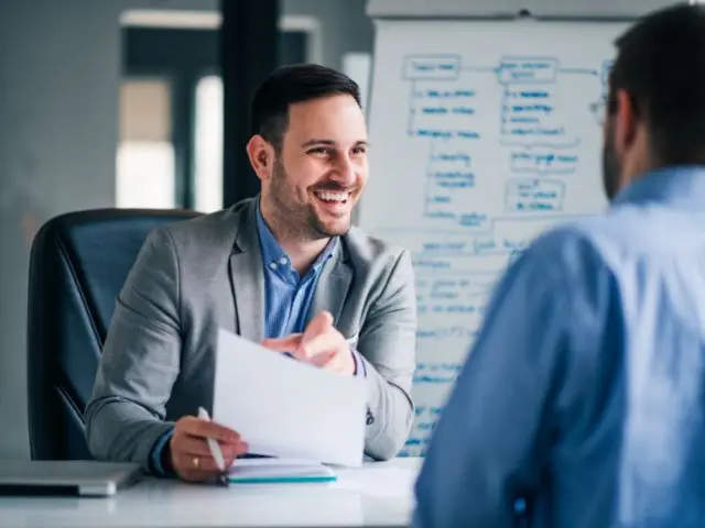 NEVEREST Personalmanagement Mann mit CV in der Hand