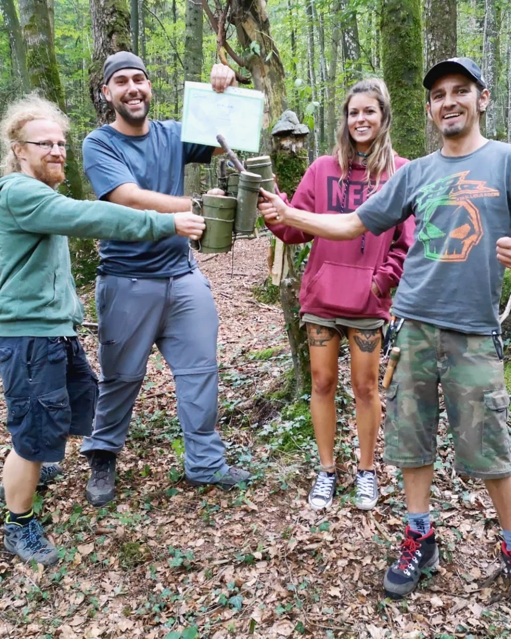 Teilnehmende präsentieren gut gelaunt ihr Praxisprojekt im Wald