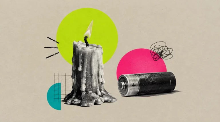 Collage: Eine heruntergebrannte Kerze mit kleiner Flamme, daneben eine leere Batterie