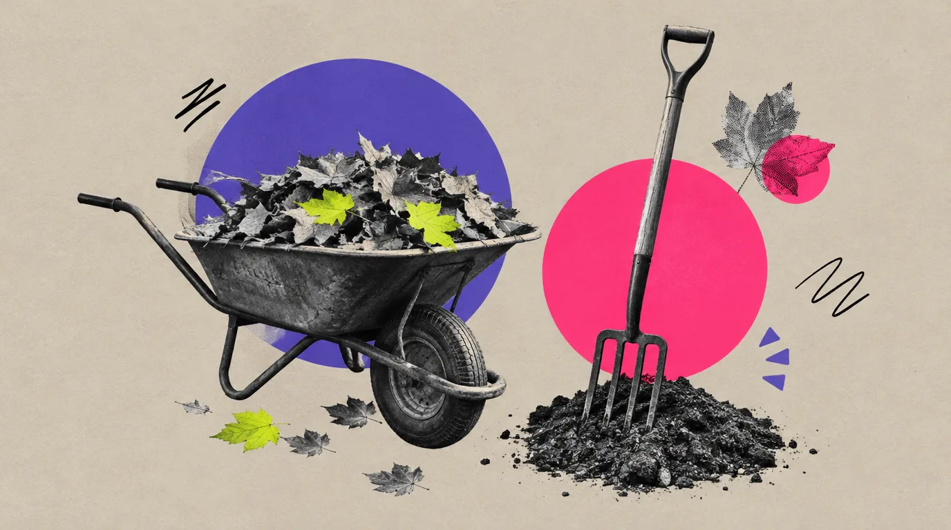 Collage: Eine Schubkarre mit Herbstlaub und eine Grabgabel im Beet