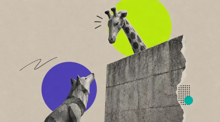 Collage: Eine Giraffe aus Holz steht hoch und schaut über eine Mauer, unten ein Wolf aus Holz