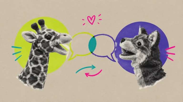 Collage: Giraffen-Handpuppe und Wolfs-Handpuppe einander zugewandt im Gespräch, dazwischen zwei überlappende Sprechblasen