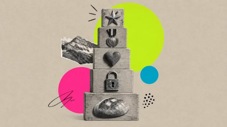 Collage: Eine Pyramide aus fünf gestapelten Holzbausteinen, auf jedem ein kleiner Gegenstand: Brot, Schloss, Herz, Medaille, Stern