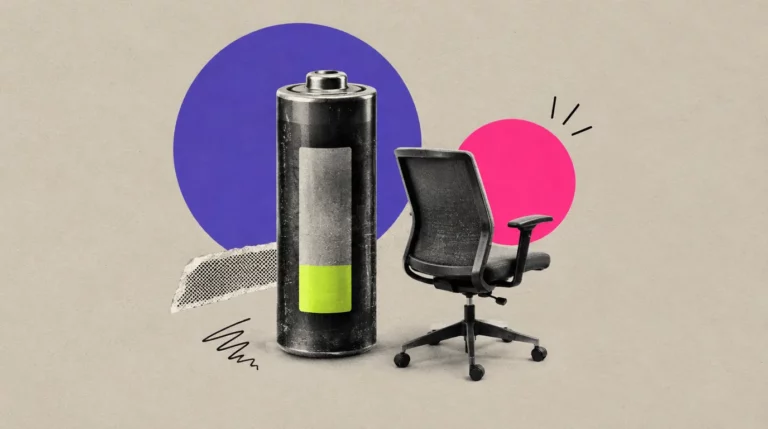 Collage: Ein Batterie-Symbol als echtes Objekt mit nur einem Viertel Ladung, daneben ein Bürostuhl, leicht abgewandt